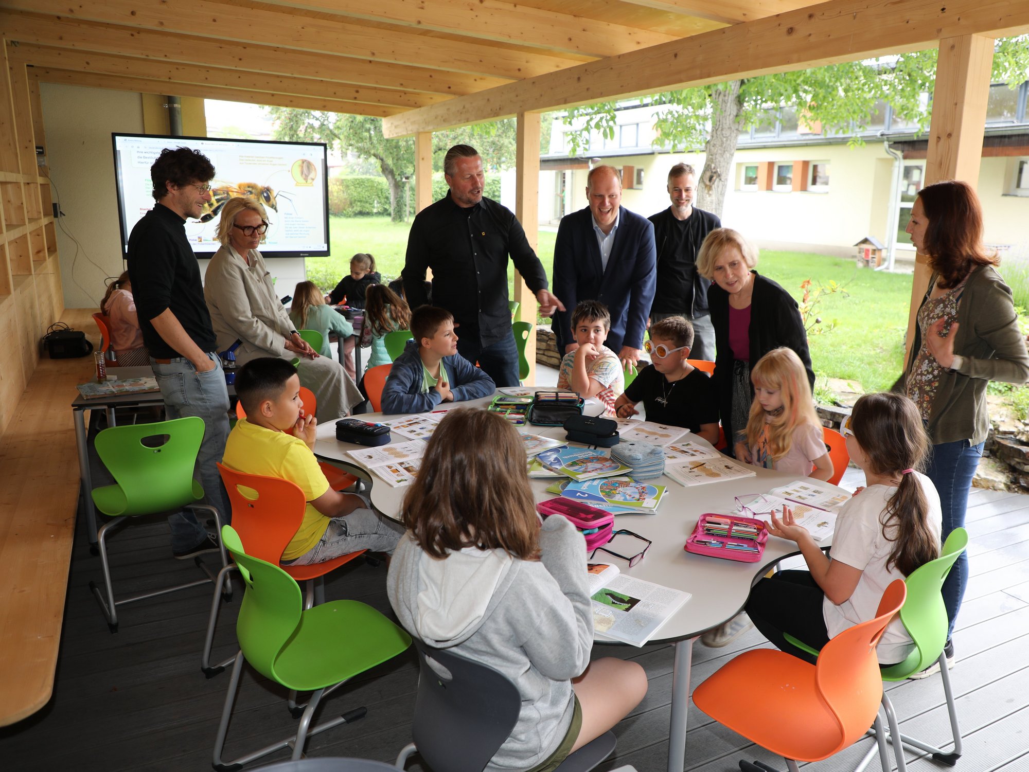 Vertreter der Stadt mit Schülern in der Freiluftklasse