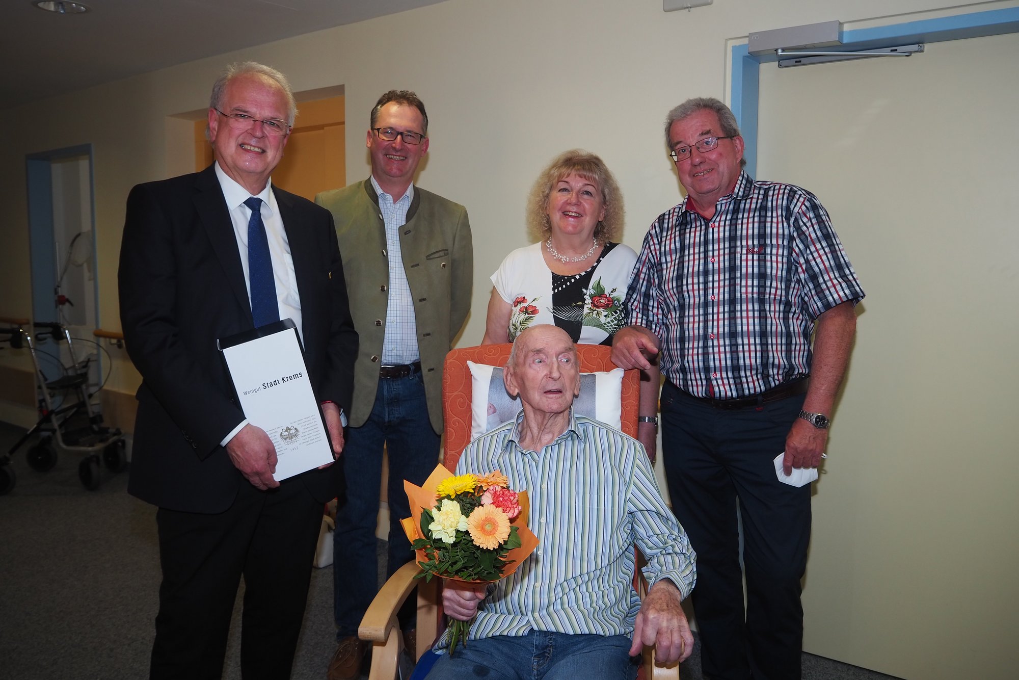 Bürgermeister Dr. Reinhard Resch gratuliert Ludwig Kogler zum 90. Geburtstag