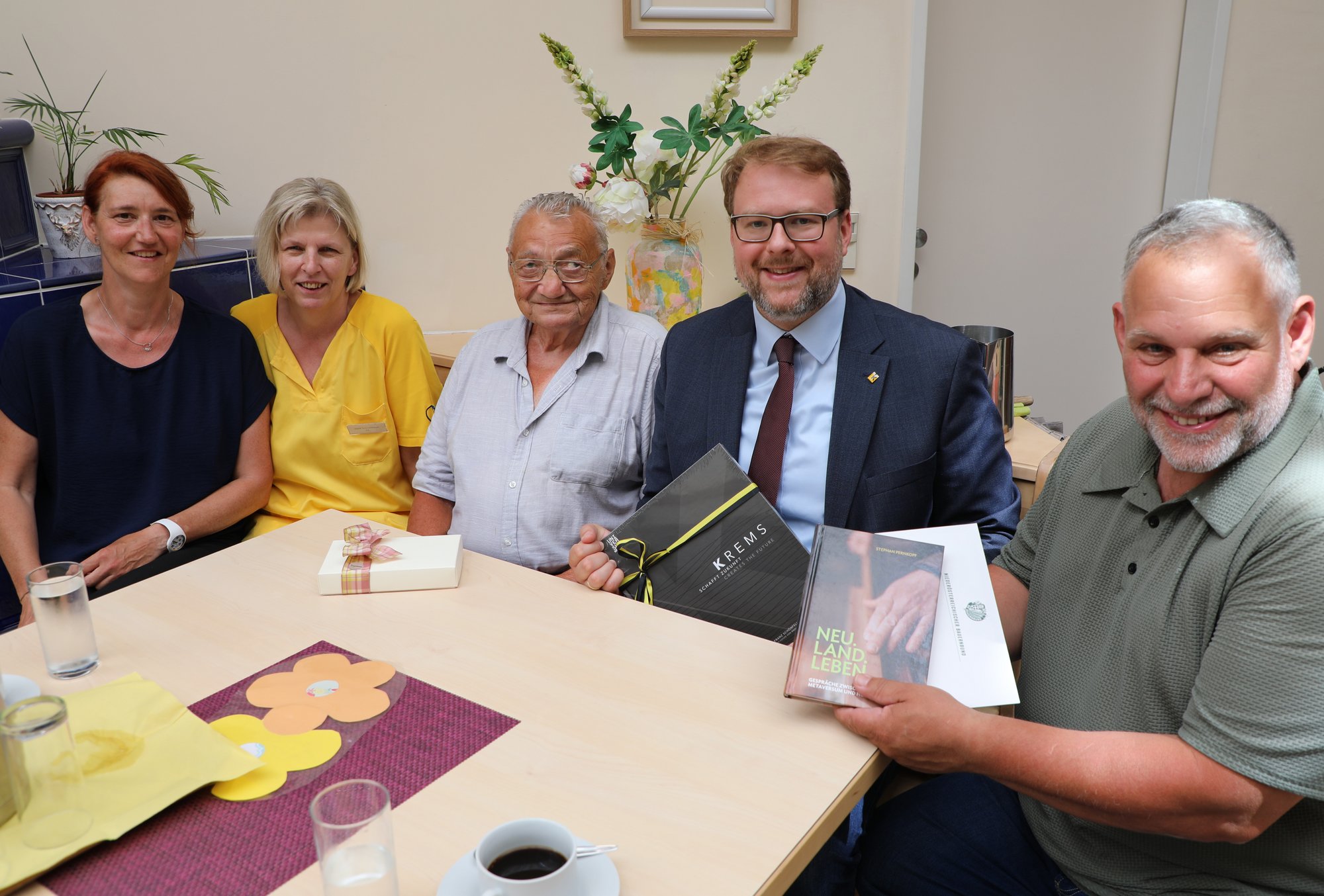 Vizebürgermeister Florian Kamleitner gratulierte Gerhard Pemmer zum 80. Geburtstag. 