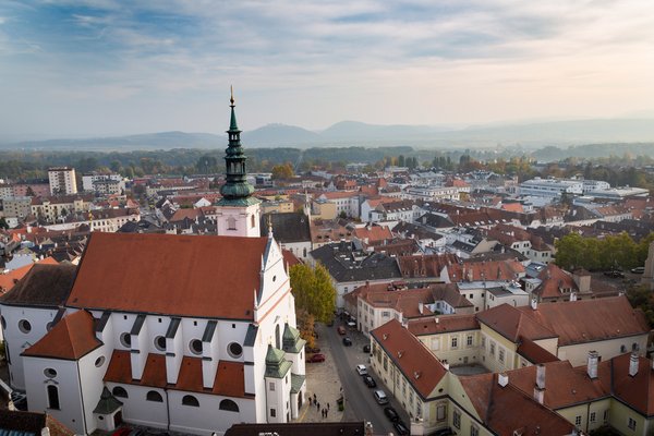 Blick auf Piaristenkirche und Altstadt