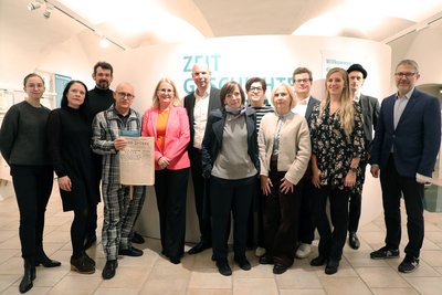 Alle Mitwirkenden bei der Ausstellungseröffnung von Zeitgeschichte-Werkstatt im museumkrems