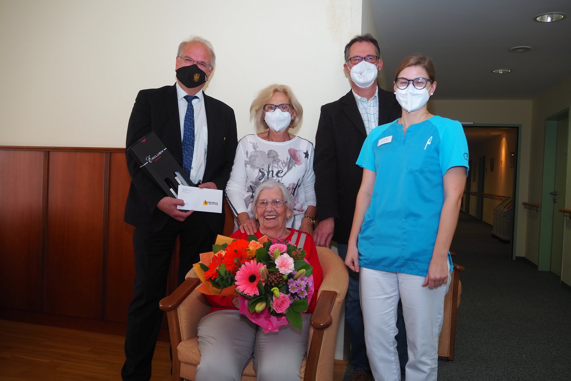 Bürgermeister Dr. Reinhard Resch gratuliert Frau Elisabeth Weiss zum 90. Geburtstag
