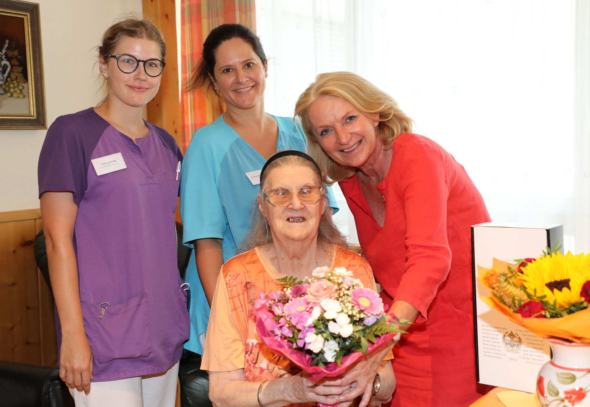 Vizebürgermeisterin Eva Hollerer gratuliert Frau Margarete Frey zum 80. Geburtstag.