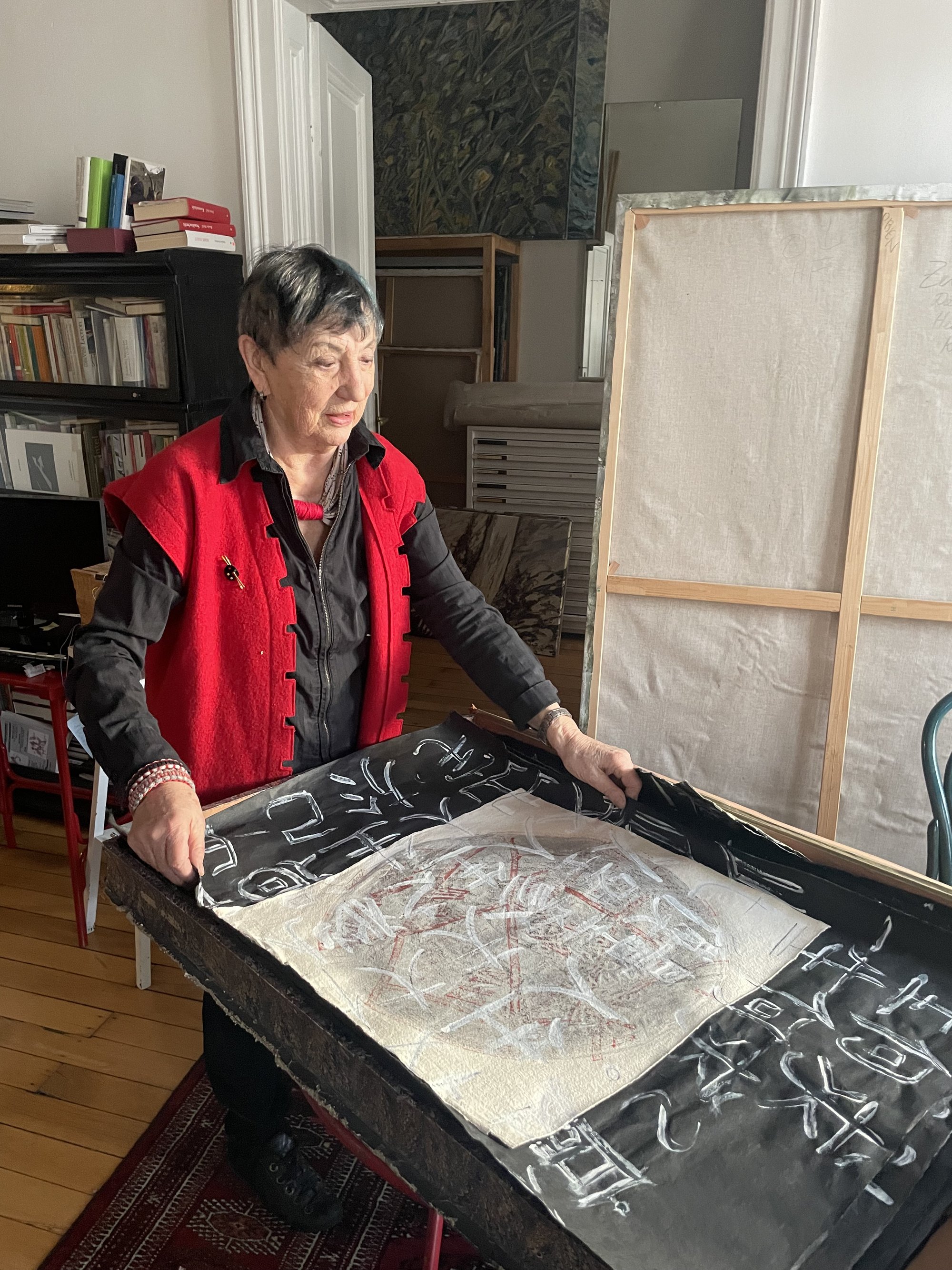 Künstlerin Linde Waber mit einem ihrer Werke.