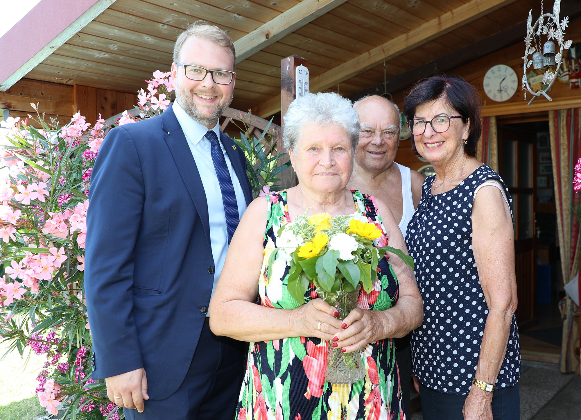 Vizebürgermeister Dr. Florian Kamleitner und Gemeinderätin Christa Eberl gratulieren Ingeborg Auer zum 80. Geburtstag.