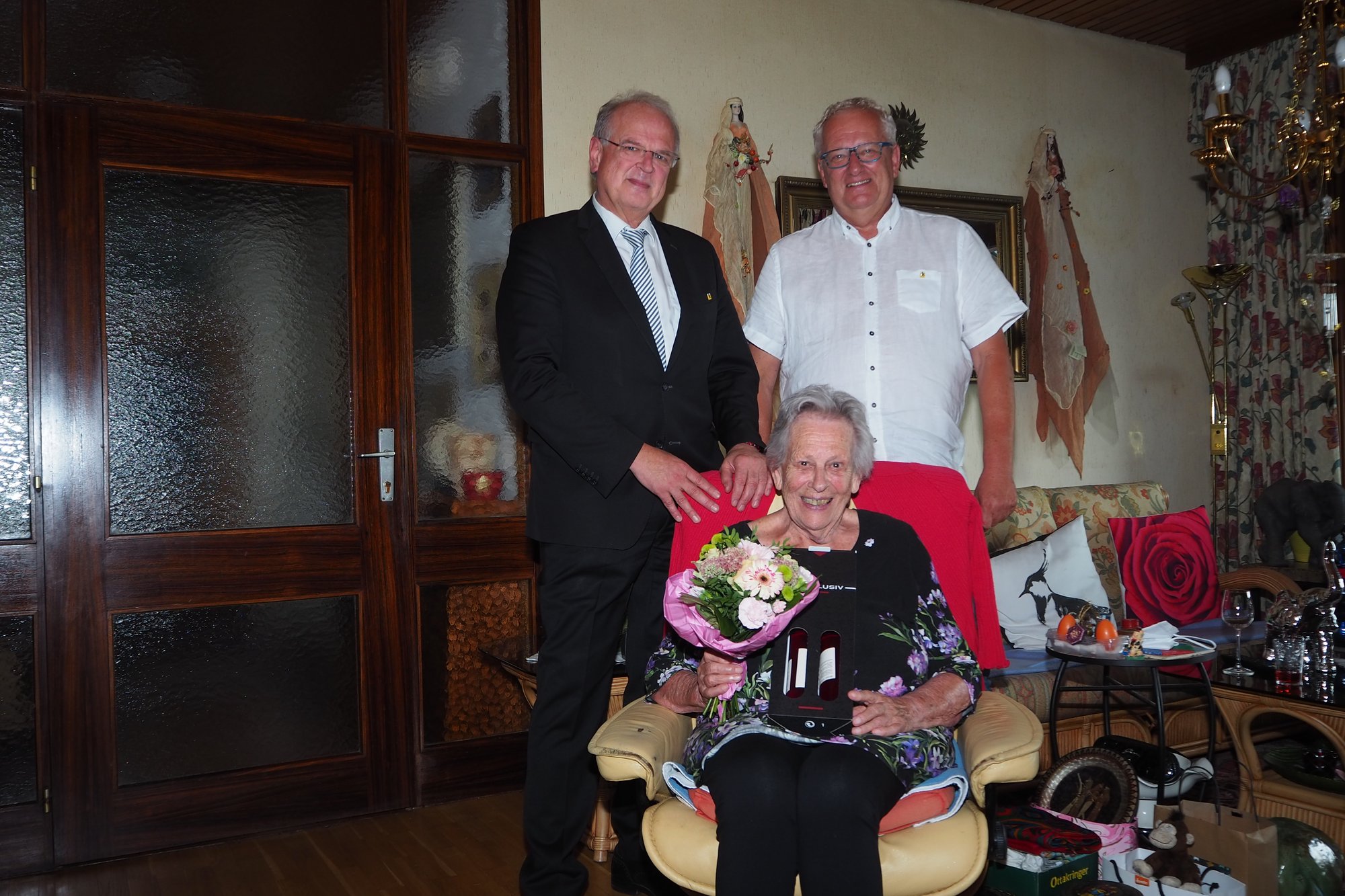 Bürgermeister Dr. Resch gratuliert Frau Gerlinde Malek zum 90. Geburtstag.