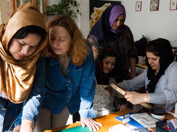 Fünf Frauen beim Nähen