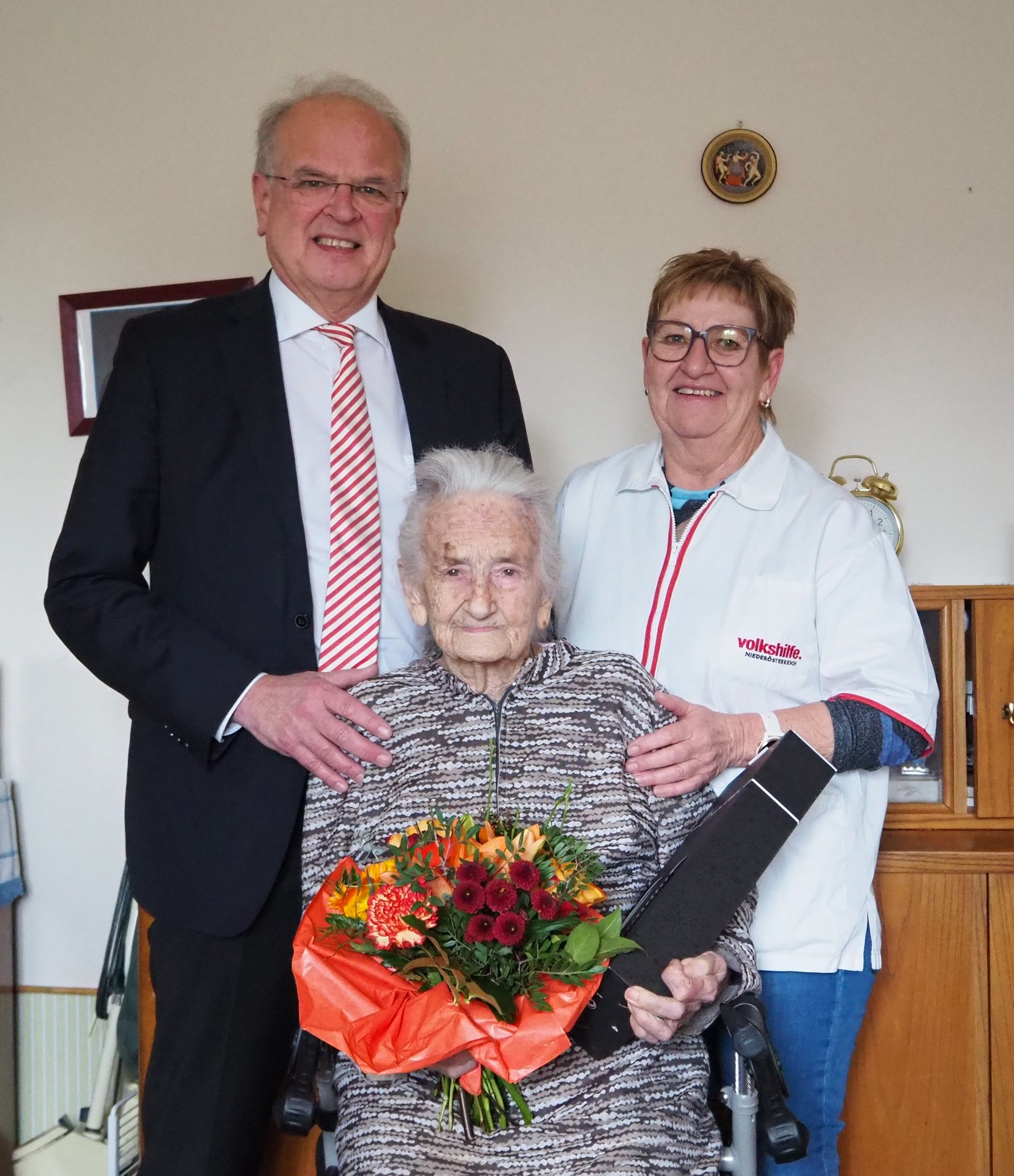 Bürgermeister Dr. Reinhard Resch gratuliert Elisabeth Bulander zum 102. Geburtstag.