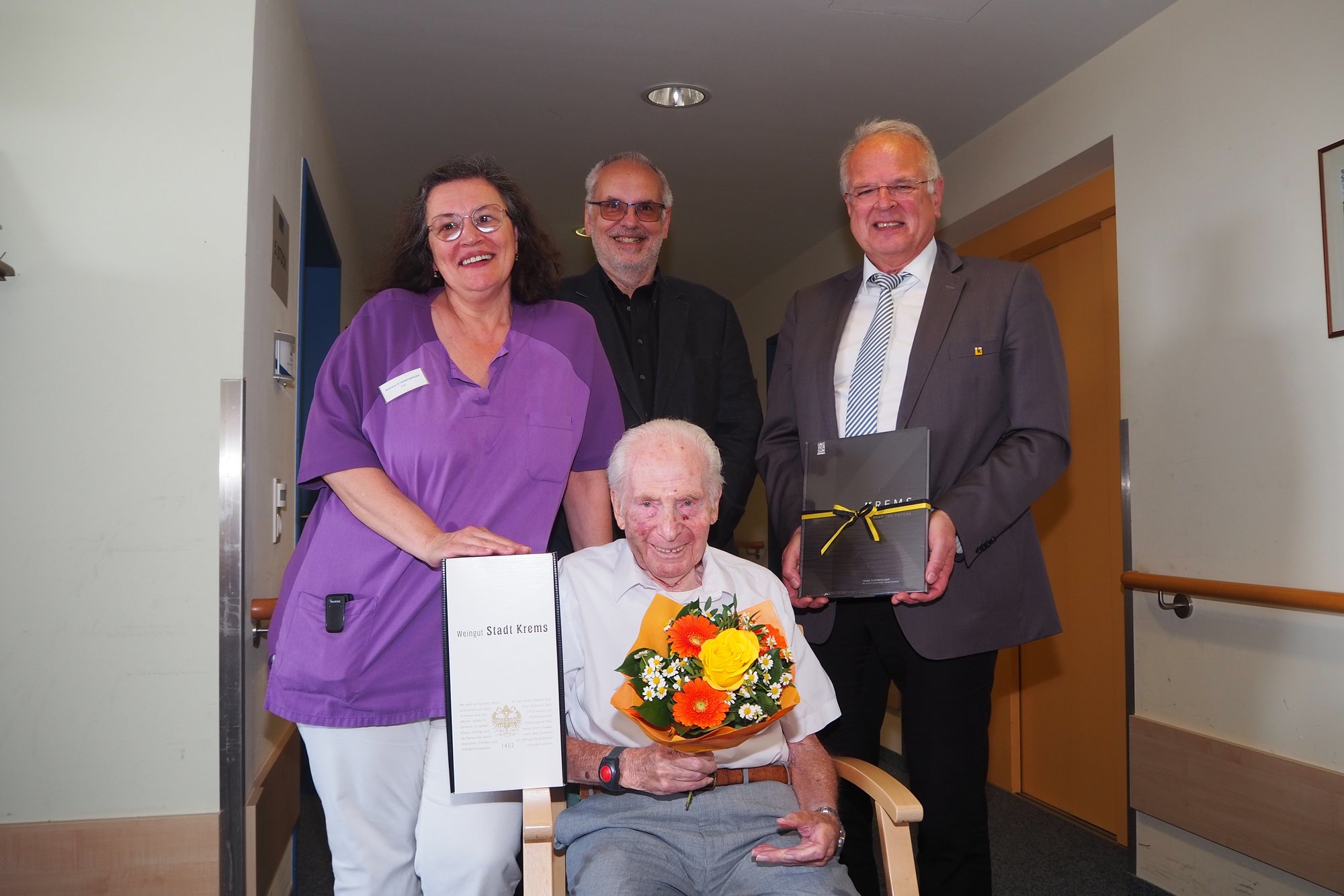 Bürgermeister Dr. Reinhard Resch gratuliert Gerhold Robert zum 90. Geburtstag.