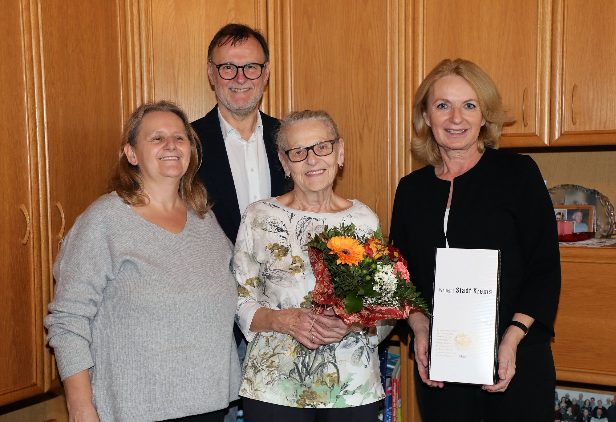 Vizebürgermeisterin Eva Hollerer gratulierte Theresia Scheikl zum 80. Geburtstag.