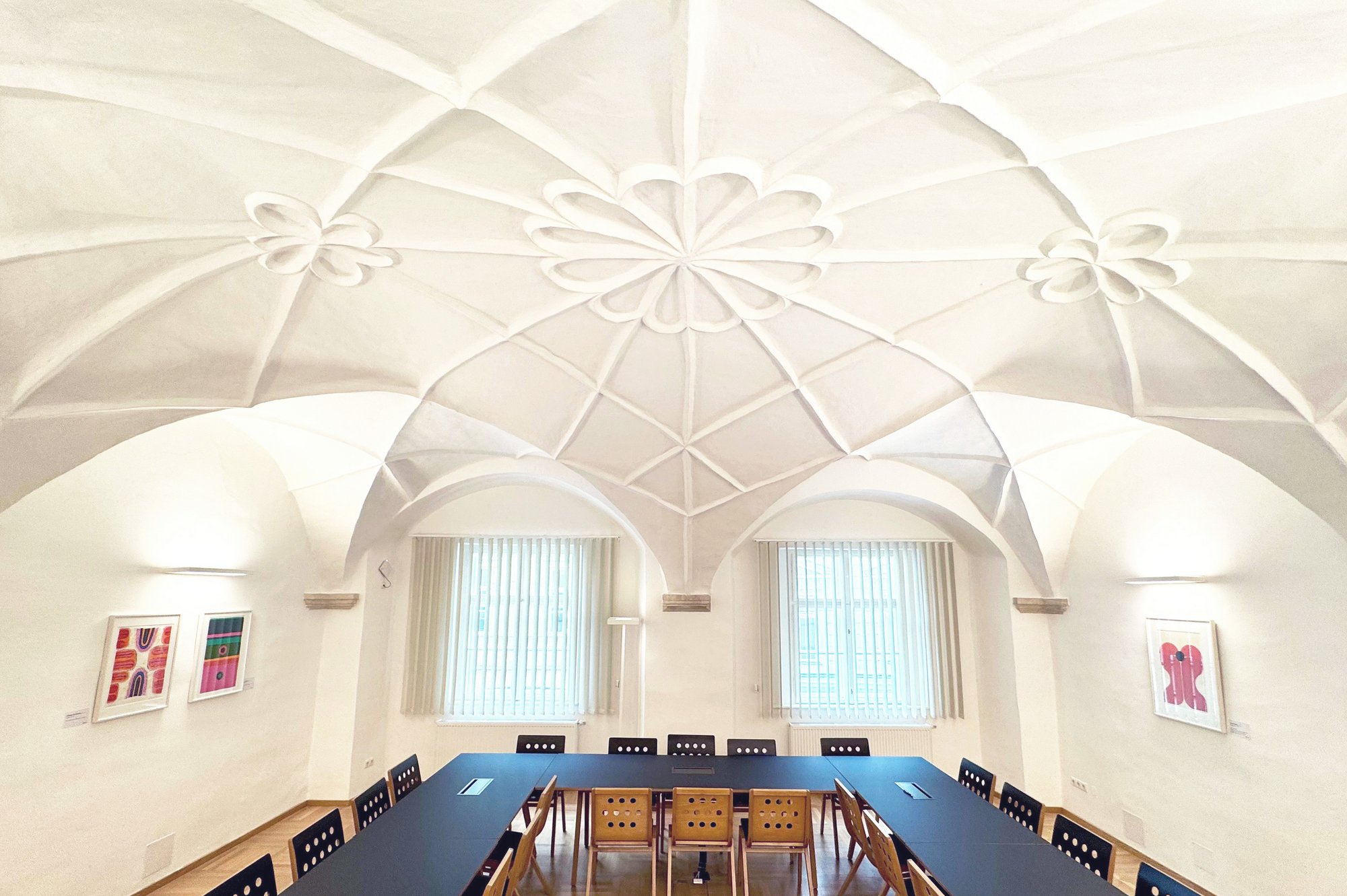 Der behutsam renovierte Sitzungssaal im Kremser Rathaus.