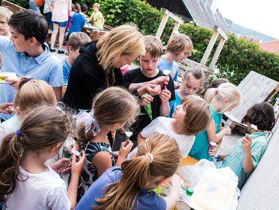 SchülerInnen beim Experimentieren