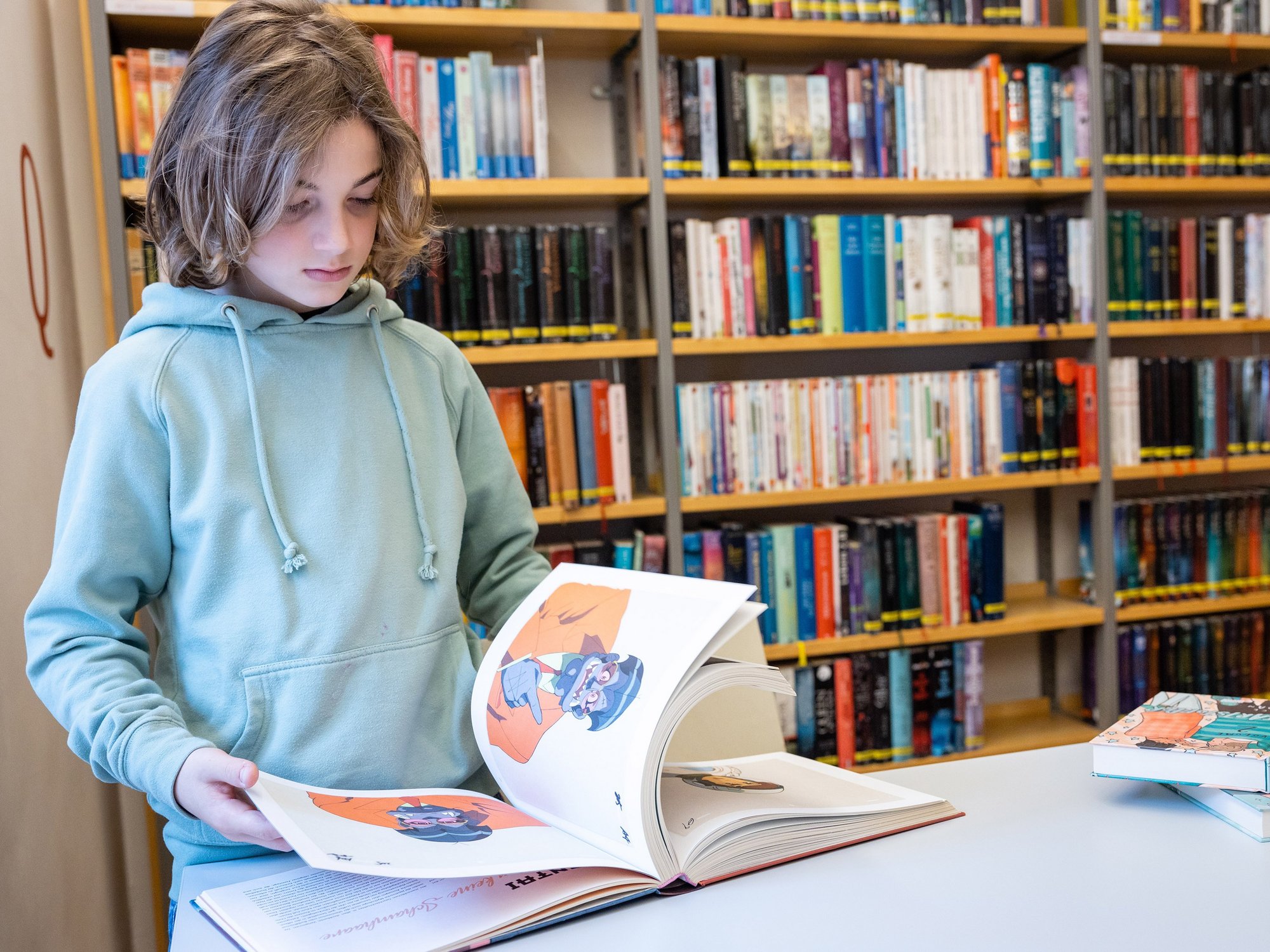 Bub blättert in der Bücherei durch ein Buch