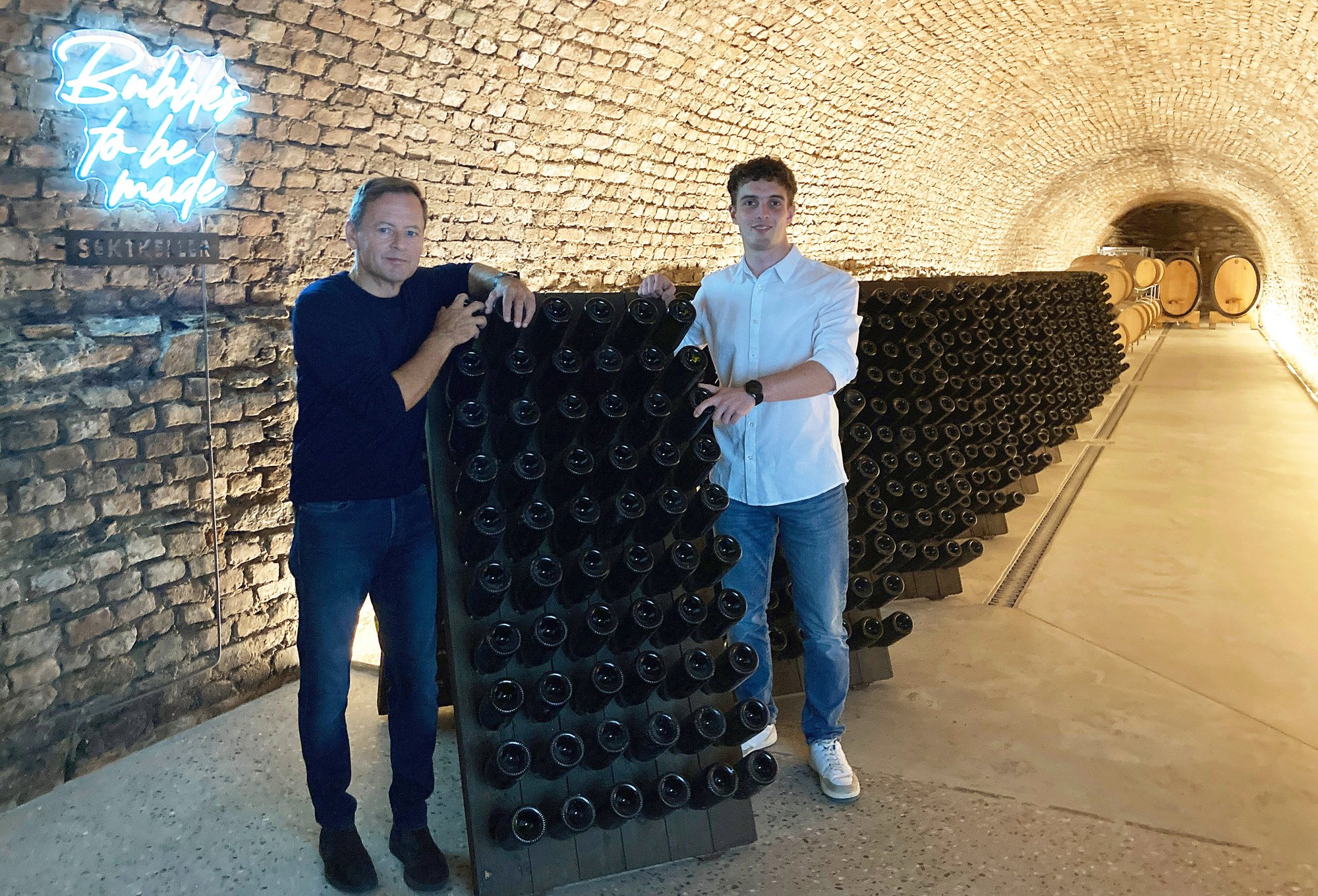 Fritz Miesbauer und Lorenz Wölfl im Kellergewölbe Weingut Stadt Krems - von links