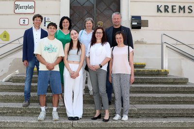 Jugendliche vor dem Rathaus