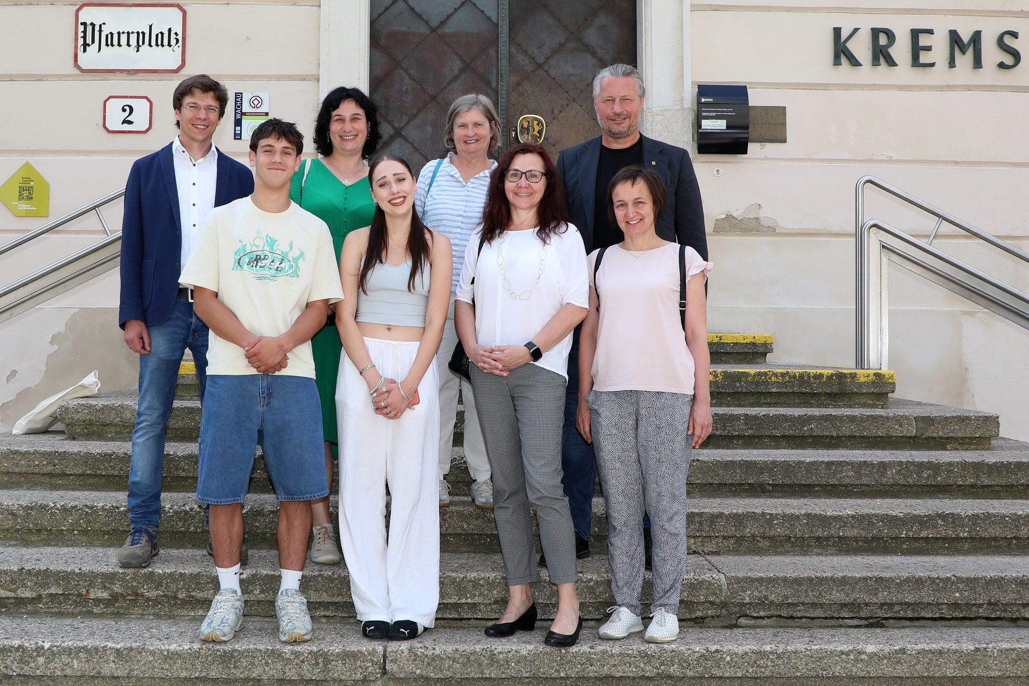 kleinere Jugendgruppe vor dem Rathaus
