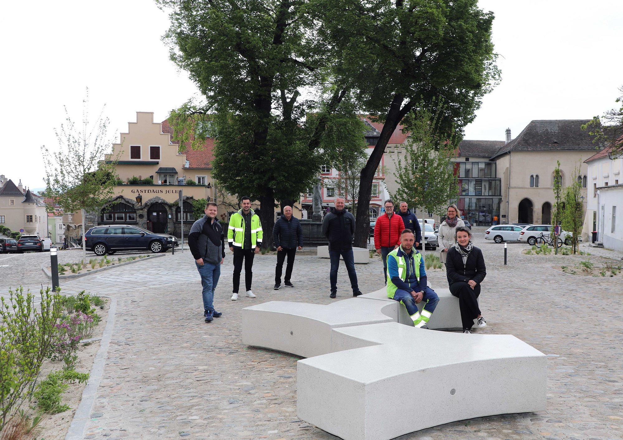 Neun Vertreter von Stadt, Politik und Baufirma am südlichen Teil des Hohen Markts.