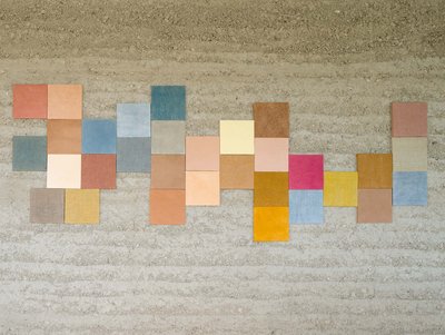 Geometrische Holztafeln mit natürlichen Stoffen - ein Werk von Viviana Schminnti