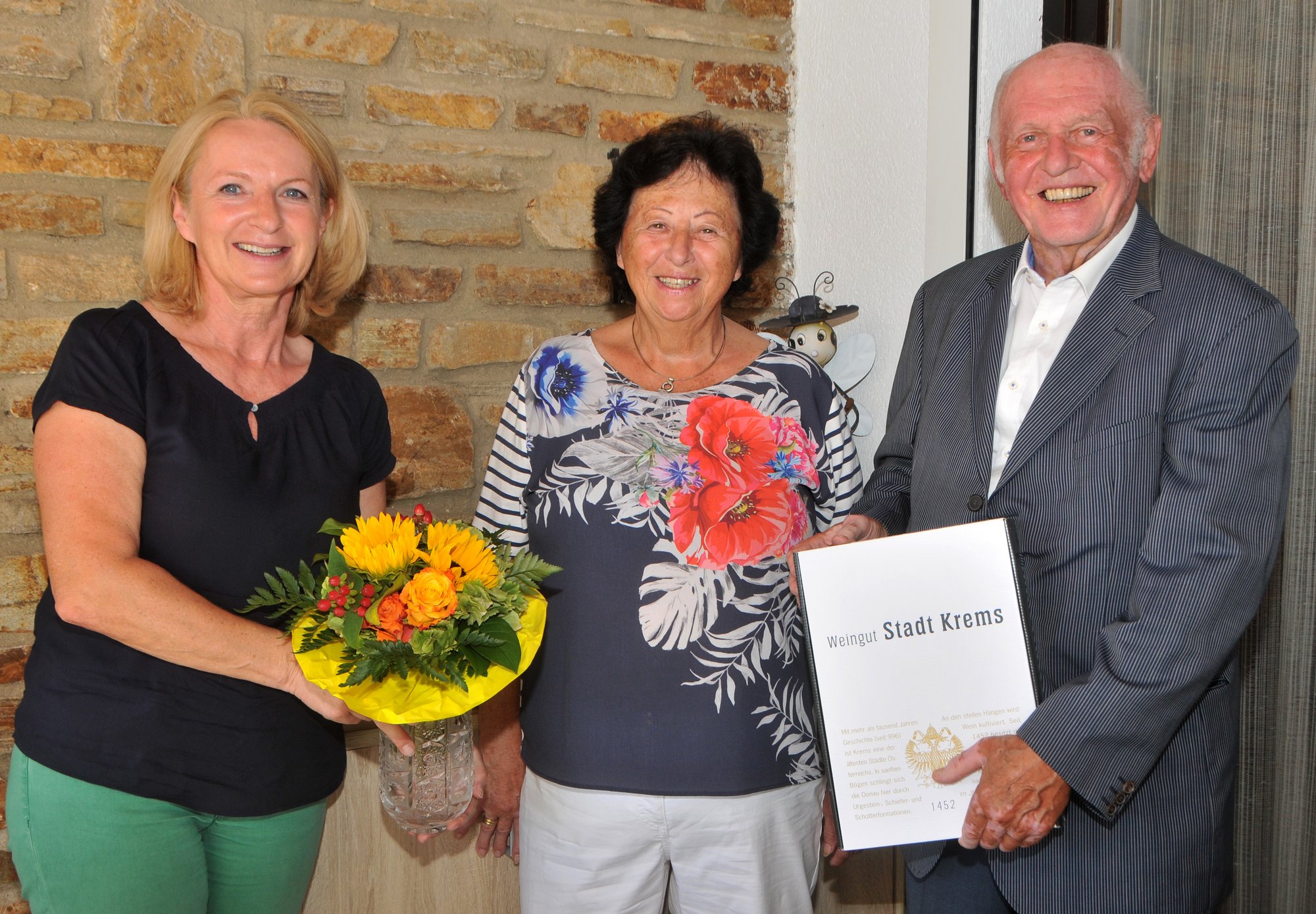 Vzbgm. Eva Hollerer gratuliert dem Ehepaar Dr. Christine und Mag. Anton Raßmann zur Goldenen Hochzeit.