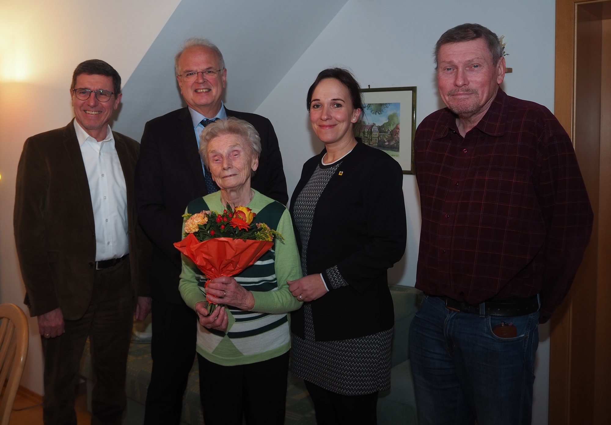 Bürgermeister Dr. Reinhard Resch gratuliert Berta Hasengst zum 90. Geburtstag.