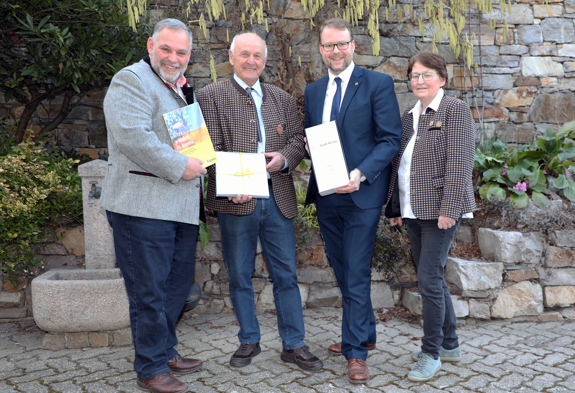 Vizebürgermeister Dr. Florian Kamleitner gratuliert Erwin Atzmüller zum 80. Geburtstag.