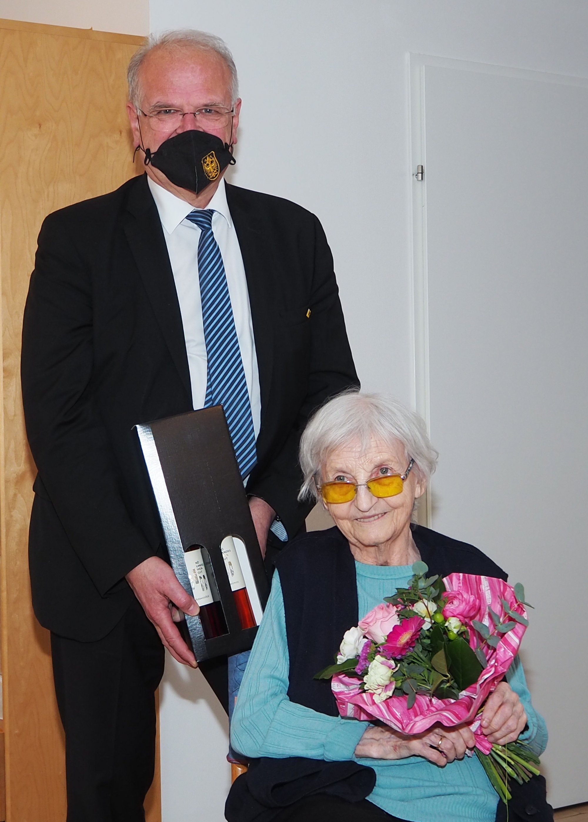 Bürgermeister Dr. Reinhard Resch gratuliert Ernestine Amon zum 90. Geburtstag.