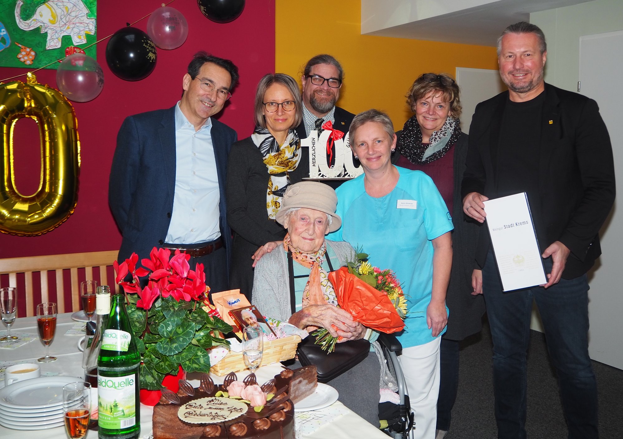 Bürgermeister Peter Molnar gratulierte Herta Fischer zum 100. Geburtstag.