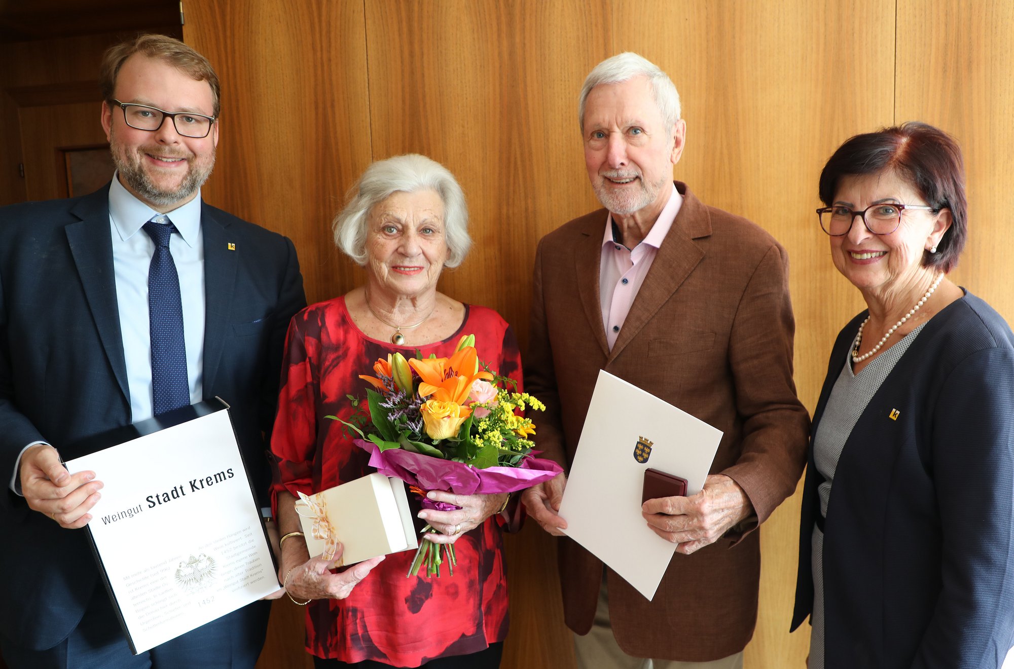 Vizebürgermeister Florian Kamleitner gratulierte Grete und Petrus van Veen zur Eiserne Hochzeit.