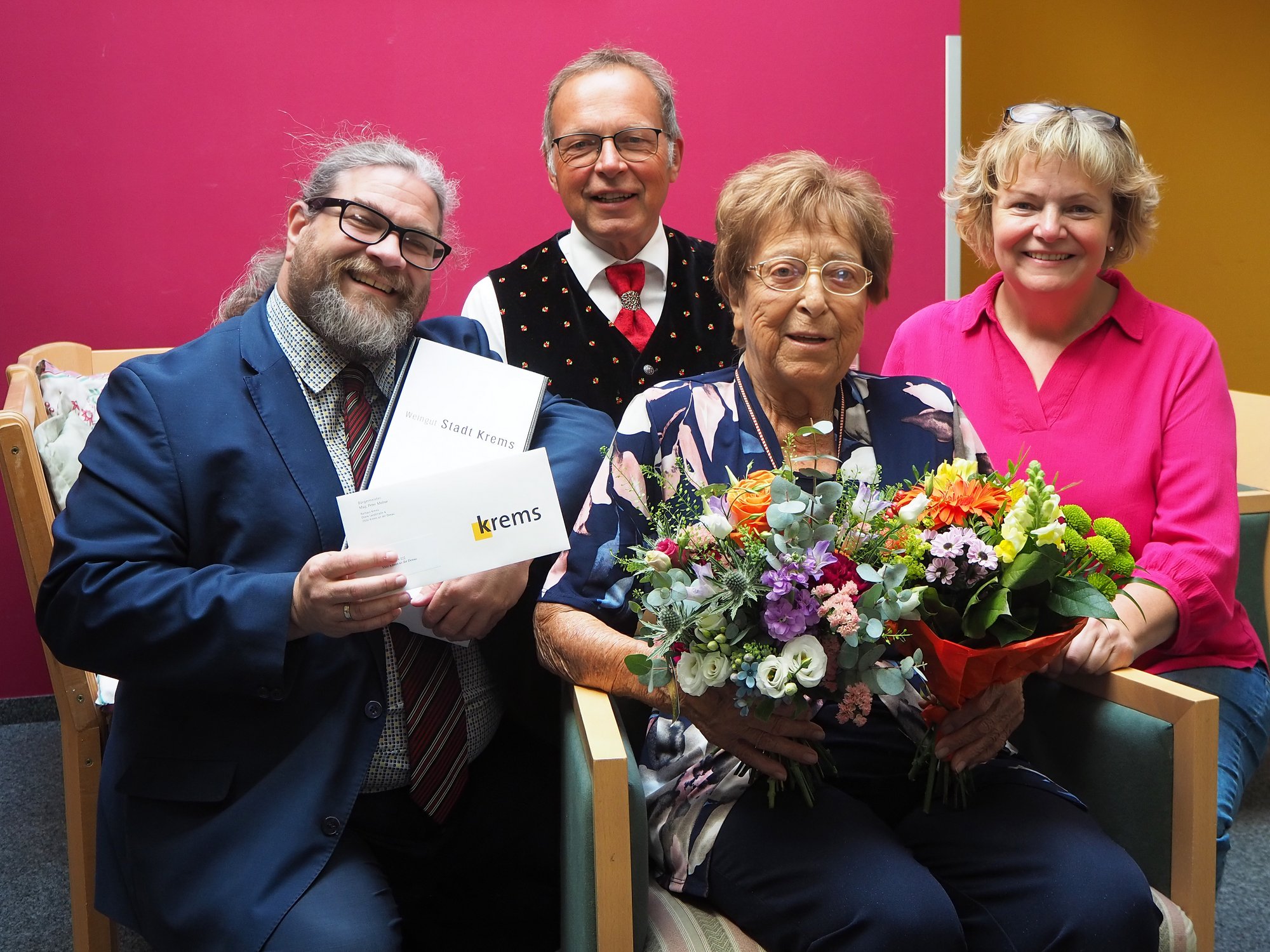 Gemeinderat Klaus Bergmaier gratulierte Berta Leitner zum 95. Geburtstag.