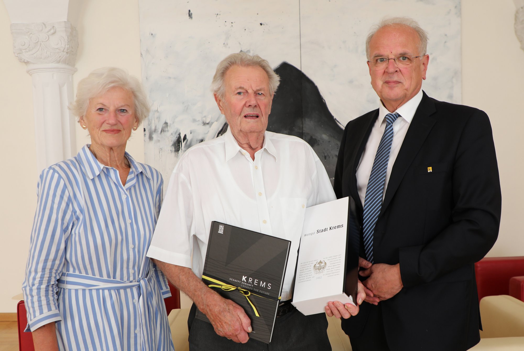 Bürgermeister Dr. Reinhard Resch gratuliert Hr. Stecher zum 90. Geburtstag.