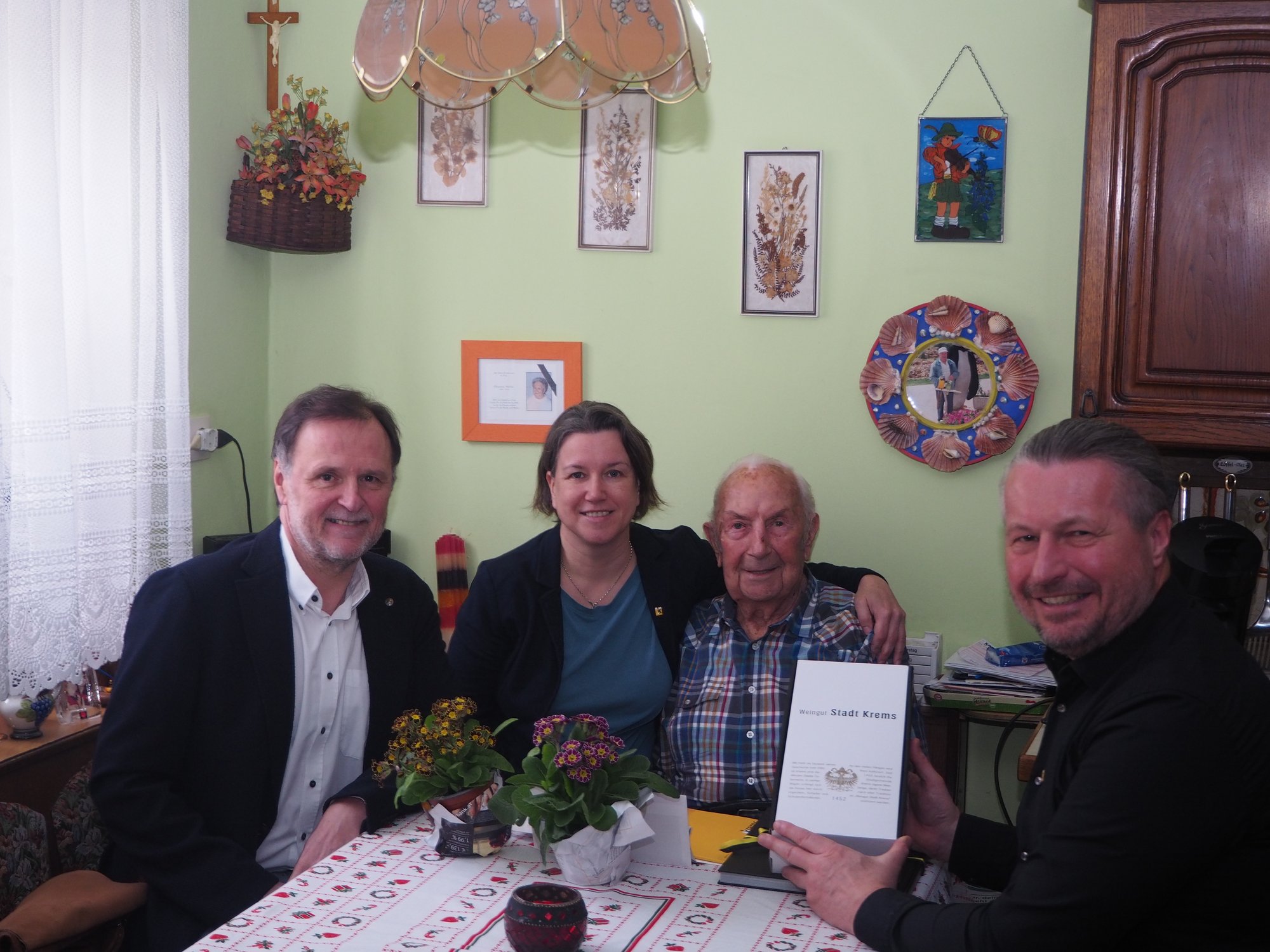 Bürgermeister Peter Molnar gratulierte Anton Kaspar zum 100. Geburtstag.