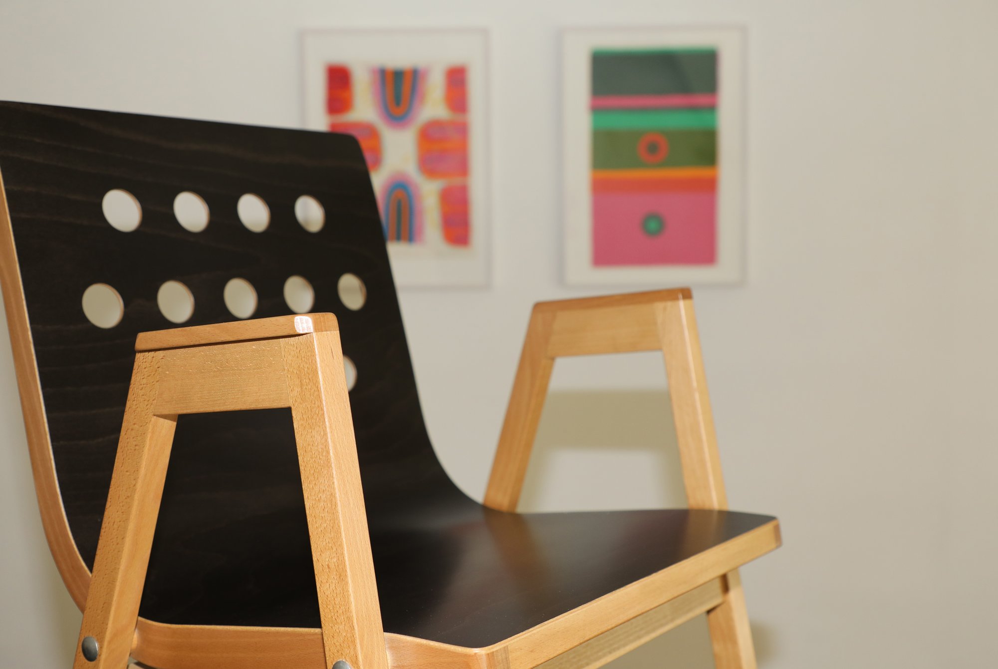 Von Architekt und Meister des Designs, Roland Rainer, der berühmte Stadthallensessel im Sitzungszimmer des Kremser Rathauses.