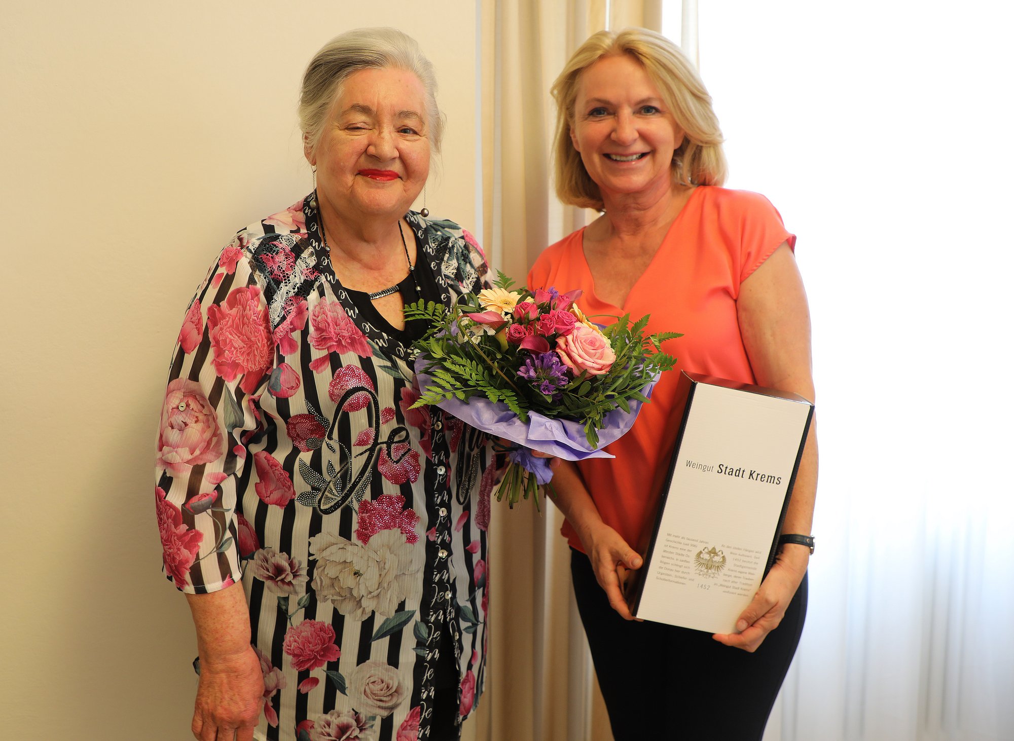 Vizebürgermeisterin Eva Hollerer gratuliert Frau Elisabeth Fraczek zum 80. Geburtstag.