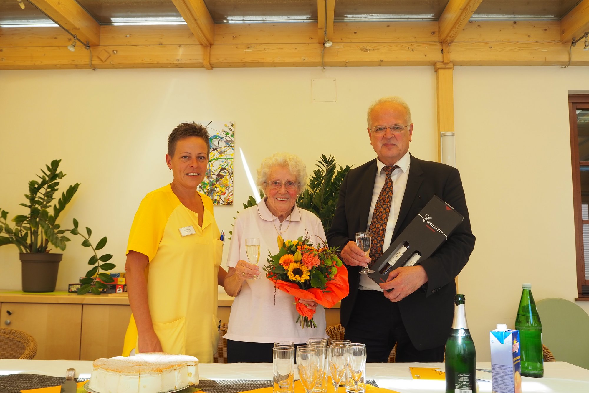 Bürgermeister Dr. Reinhard Resch gratuliert Hertha Kanzler zum 95. Geburtstag.