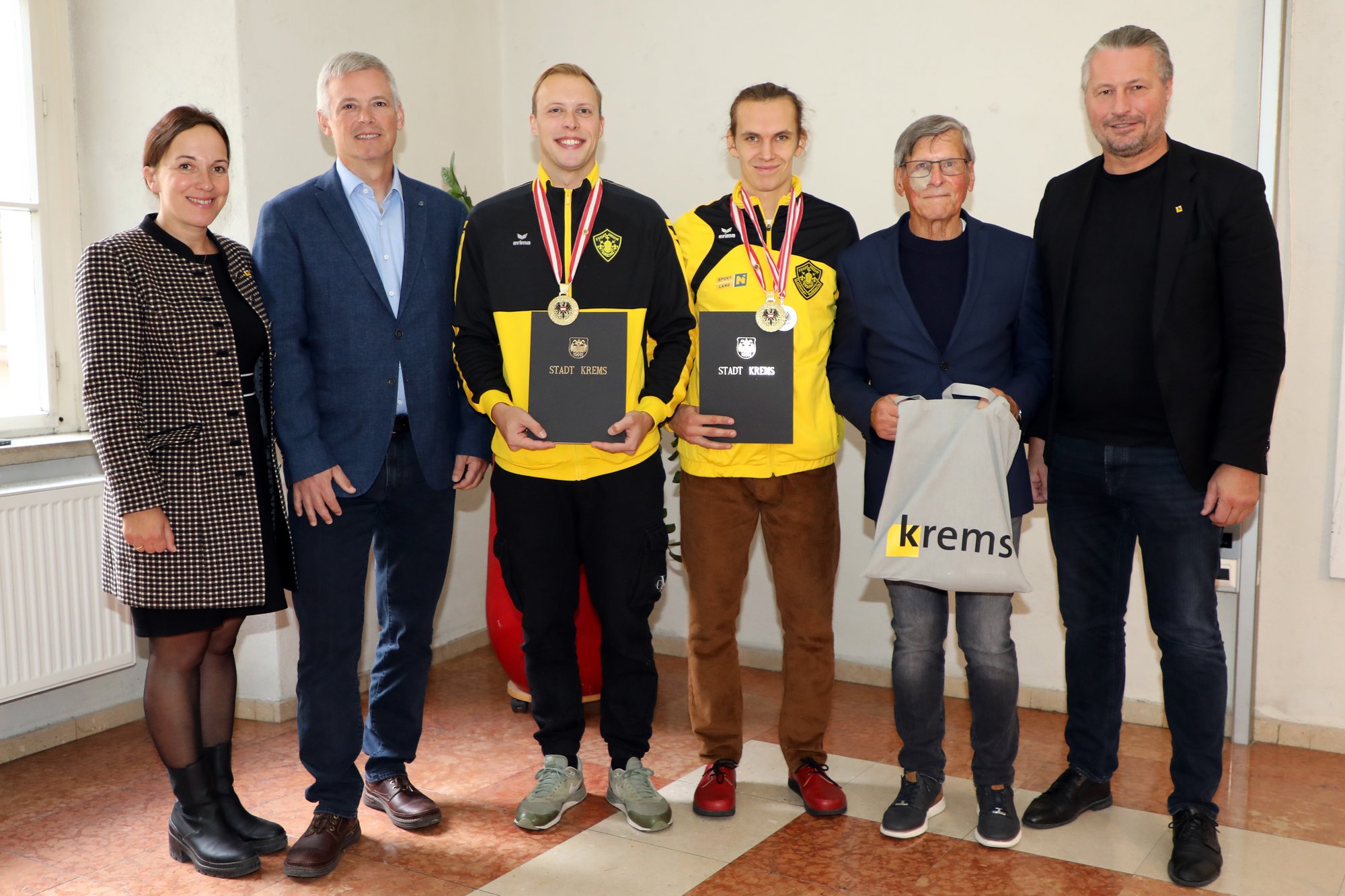 Fechtstaatsmeister im Rathausfoyer mit Bürgermeister und Sportstadträtin sowie Trainer und Sektionsleiter