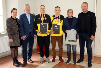 Geehrte Fechter im Rathausfoyer beim Bürgermeister