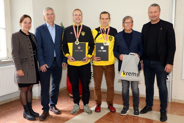 Fechtstaatsmeister im Rathausfoyer mit Bürgermeister und Sportstadträtin sowie Trainer und Sektionsleiter