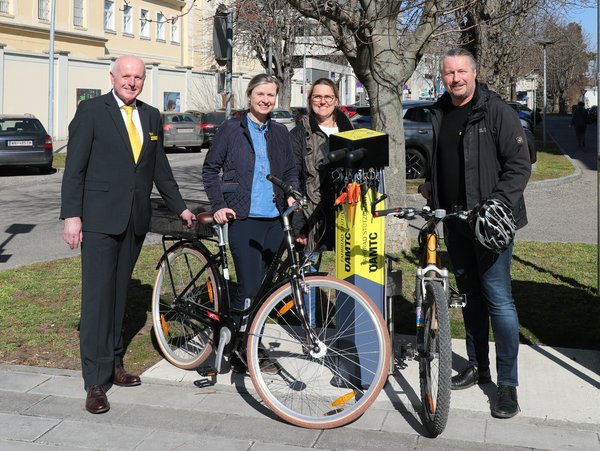 Vier Personen stehen mit Fahrrädern neben einer neuen Fahrrad-Reparaturstation in Krems.