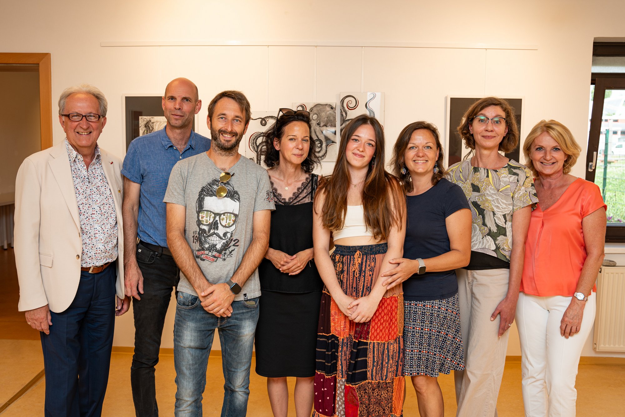 Künstlerin Lea Ambrosch umringt von Gästen der Vernissage