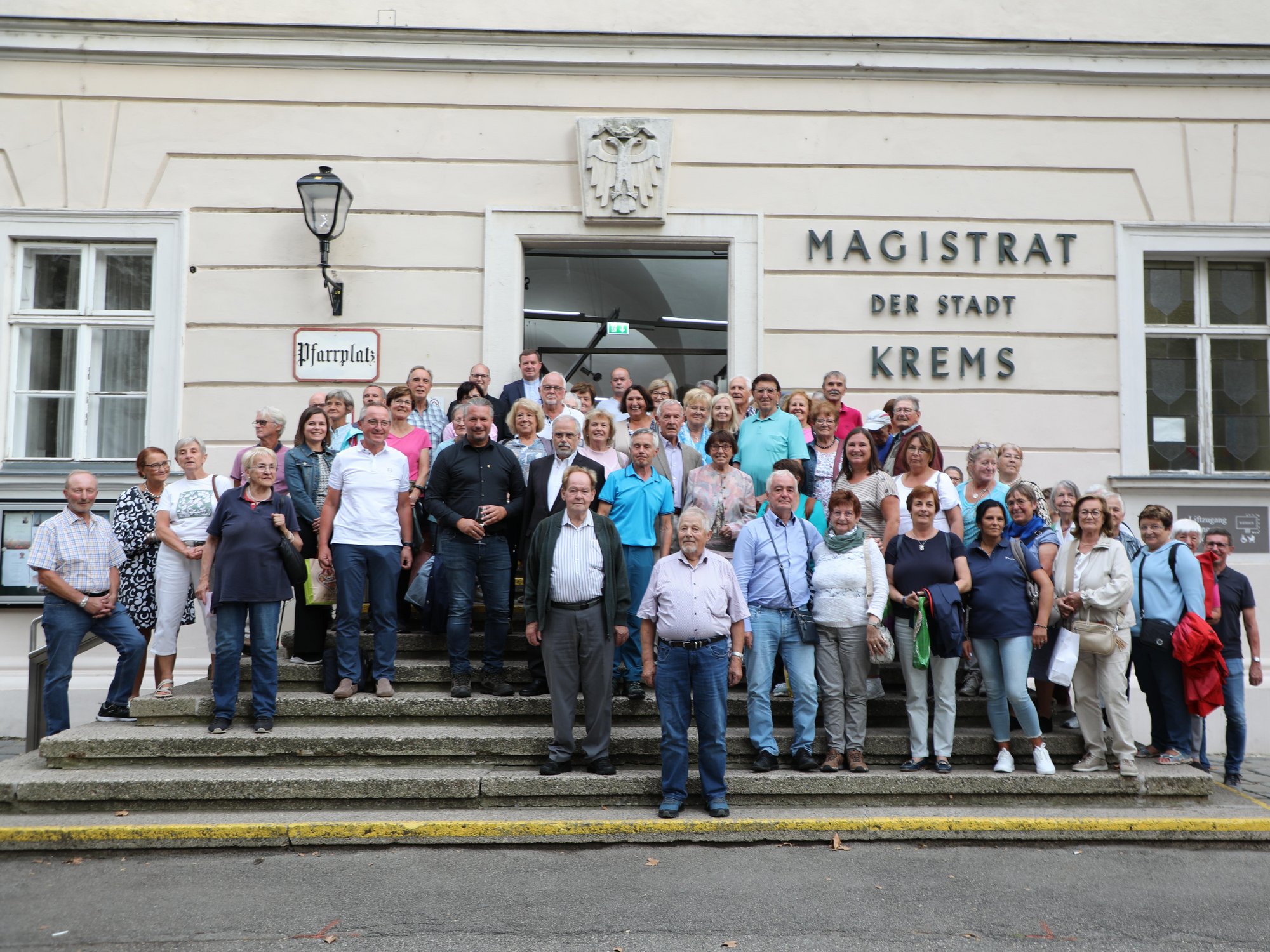 Die Wallfahrer:innen bei ihrer Ankunft auf der Kremser Rathaustreppe. 