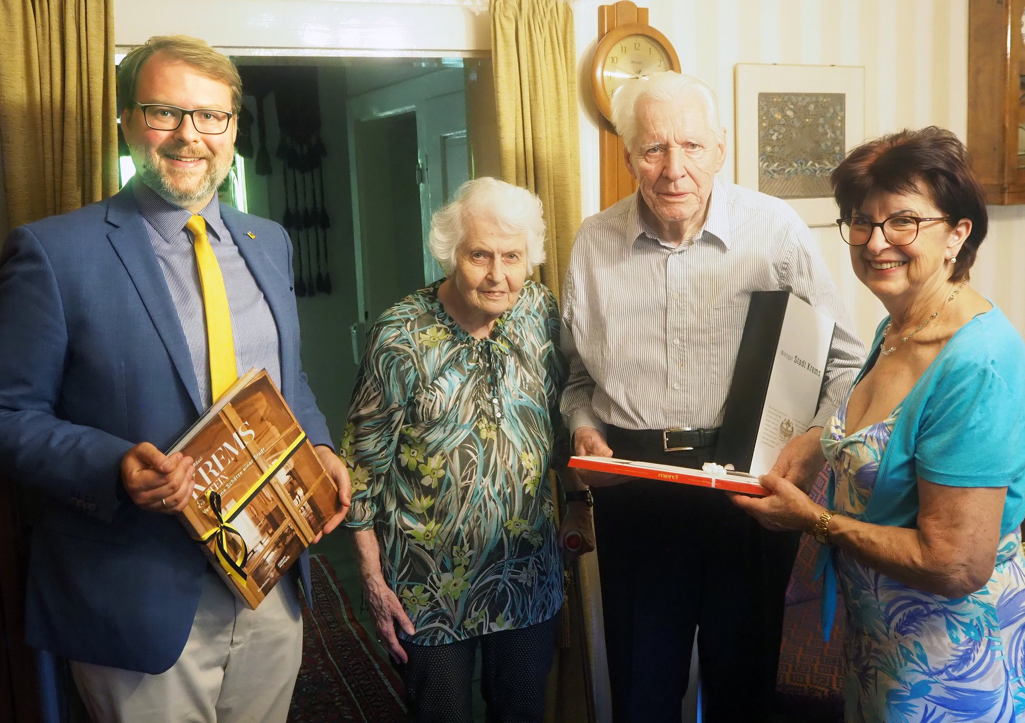 Vizebürgermeister DI Dr. Florian Kamleitner gratulierte Dr. Heinz Schätz zum 90. Geburtstag.