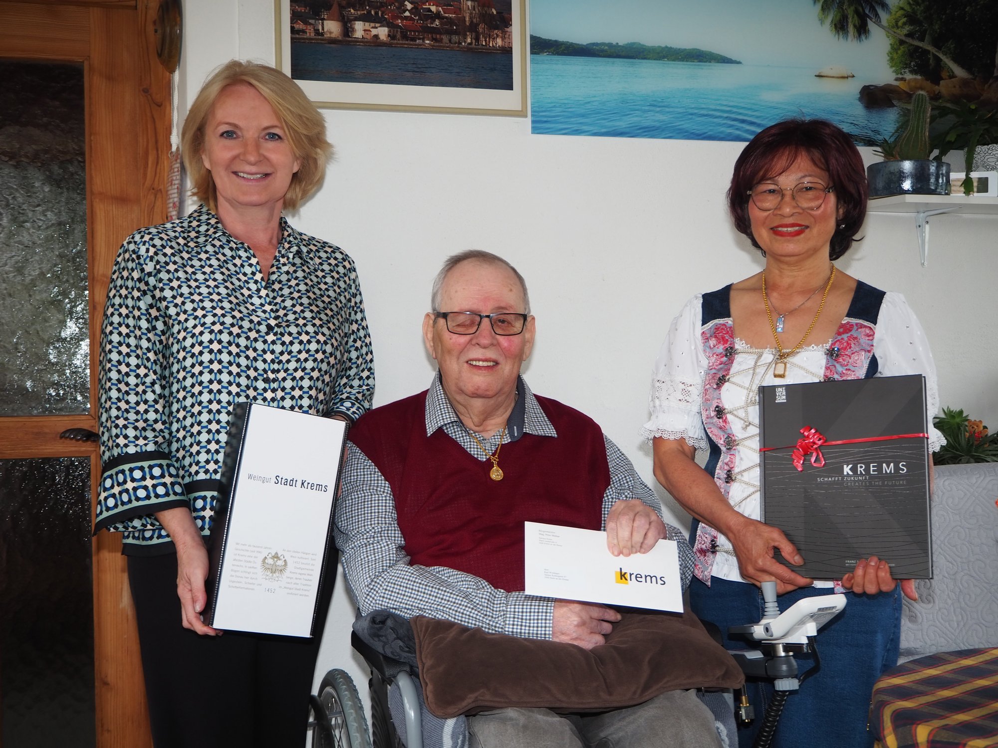 Vizebürgermeisterin Eva Hollerer gratulierte Karl Weidinger zum 80. Geburtstag.
