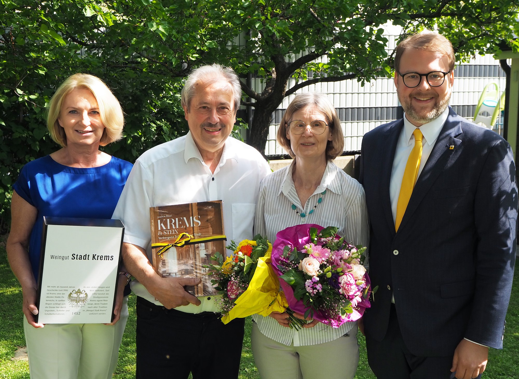 Vizebürgermeisterin Eva Hollerer und Vizebürgermeister Florian Kamleitner gratulierten Alfred und Ingrid Scheichel zur Goldenen Hochzeit.