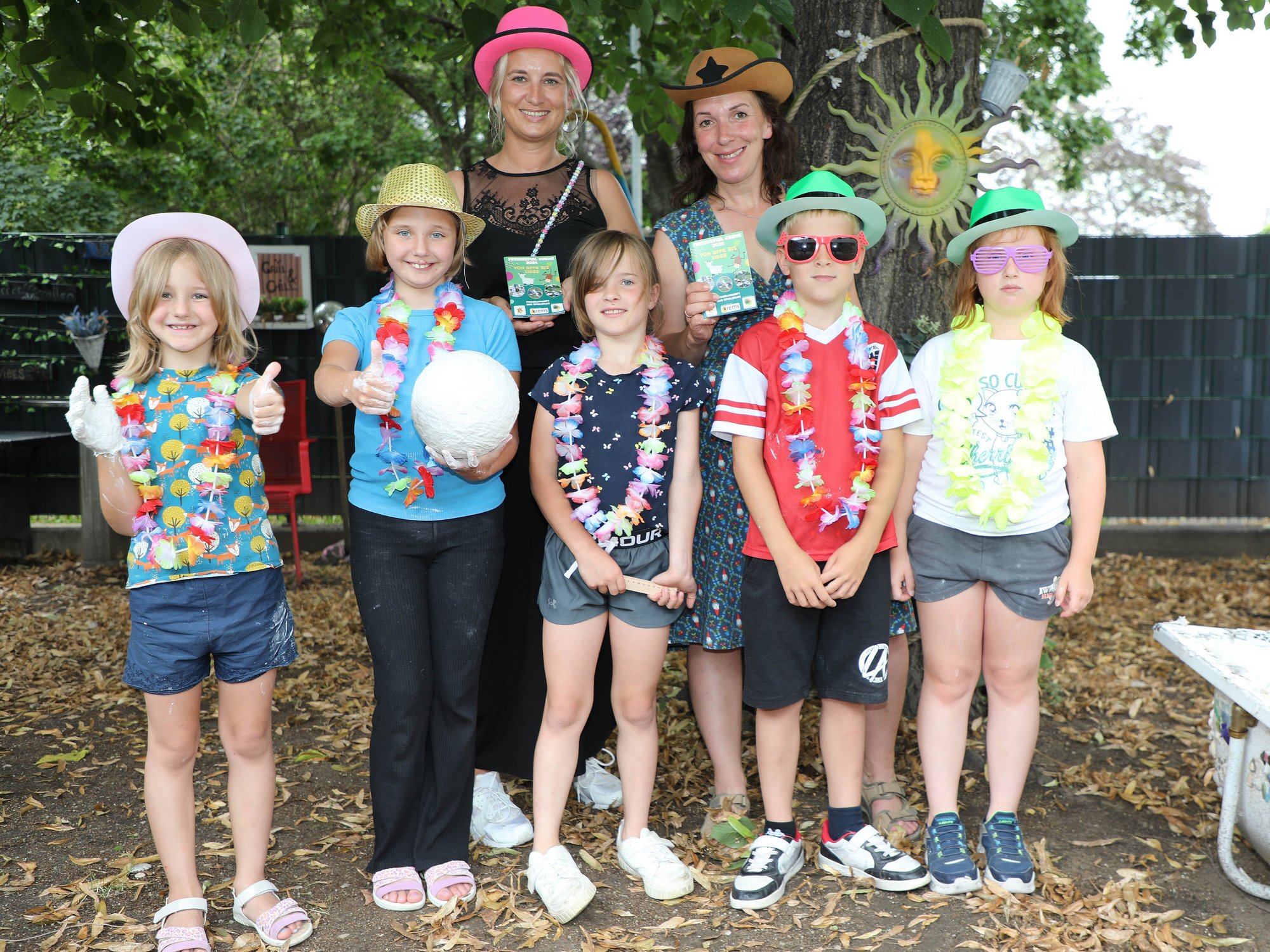 Bei der Auftaktveranstaltung am 1. Juli im Jugendzentrum Mitterau(m): Ferienspiel-Organisatorin Birgit-Rampsl und Jugendstadträtin Bernadette Laister mit den Kindern Magdalena, Johanna, Carolina, Liam und Ronja (jeweils v. l.)