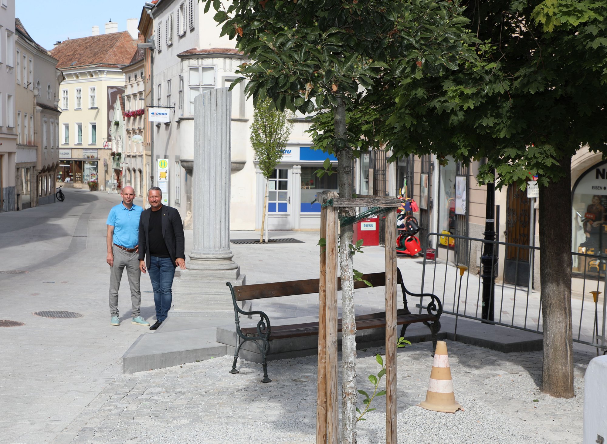 Bürgermeister Peter Molnar und Kulturamtsleiter Gregor Kremser vor der neu platzierten Moser-Säule am Moserplatz