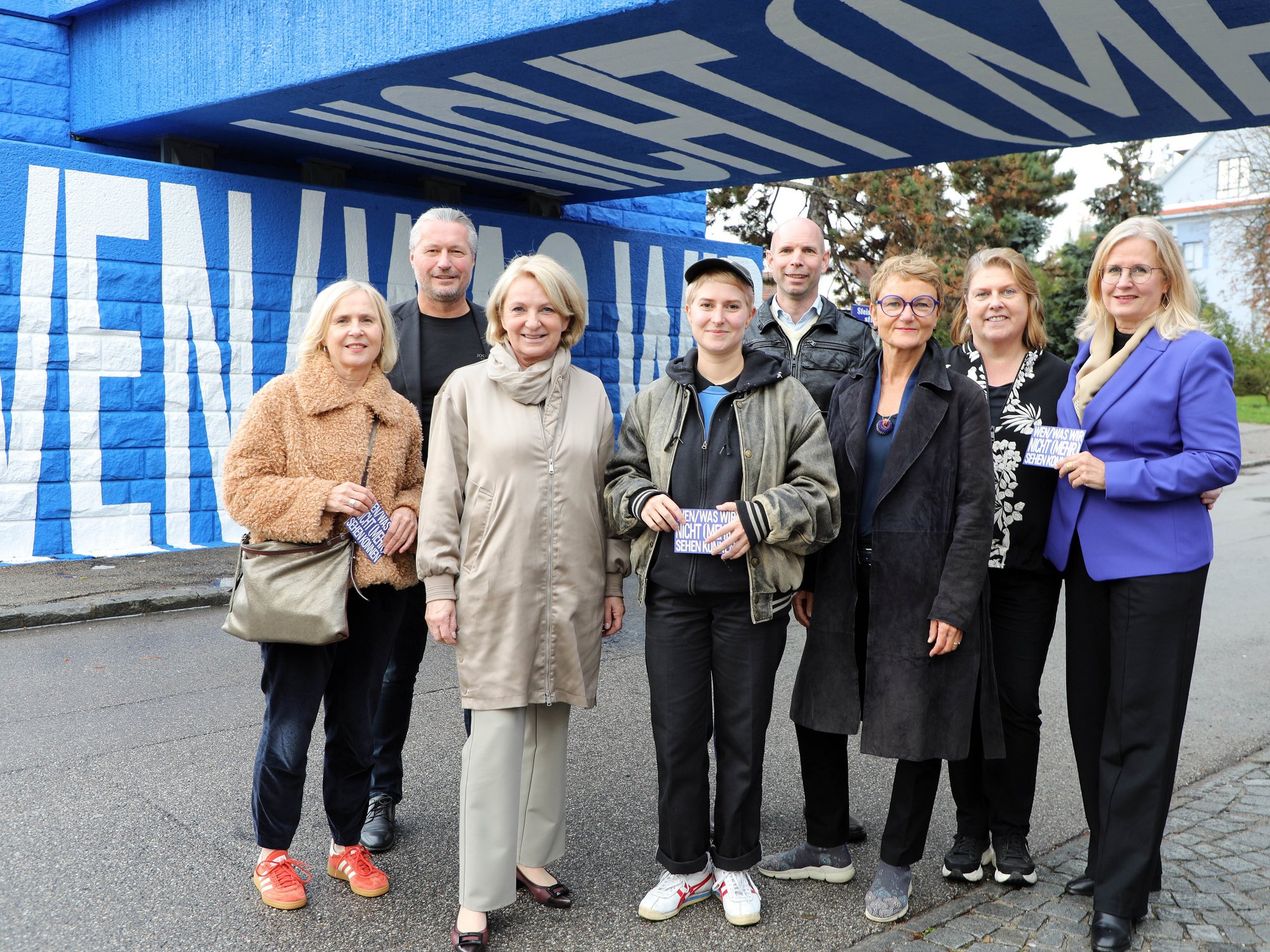 Eröffnungsgäste unter Eisenbahnbrücke beim neuen Kunstwerk