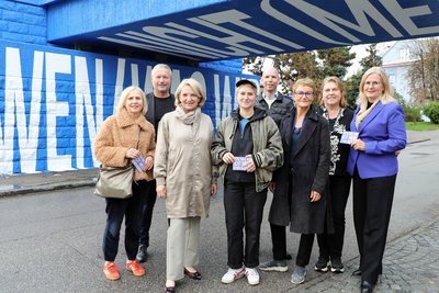 unter der Eisenbahnbrücke zwischen Krems und Stein, Menschen bei der Eröffnung unter neuem Kunstwerk