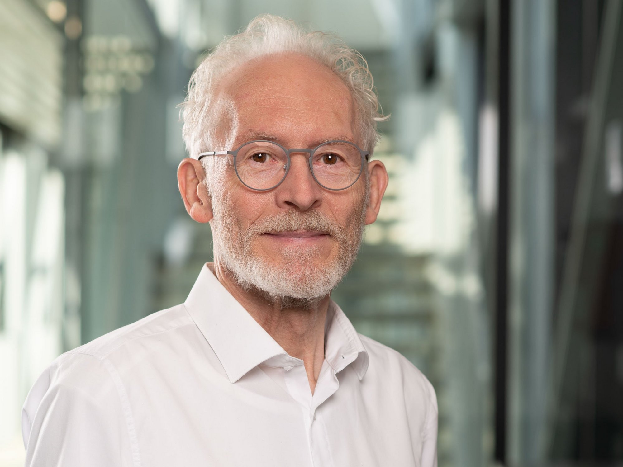 Porträtfoto von Helmut Floegl, Leiter des Departments für Bauen und Umwelt an der Universität für Weiterbildung Krems