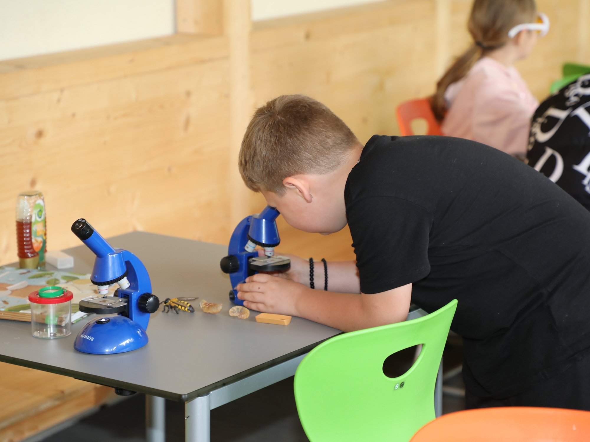 Junge blickt durch ein Mikoroskop