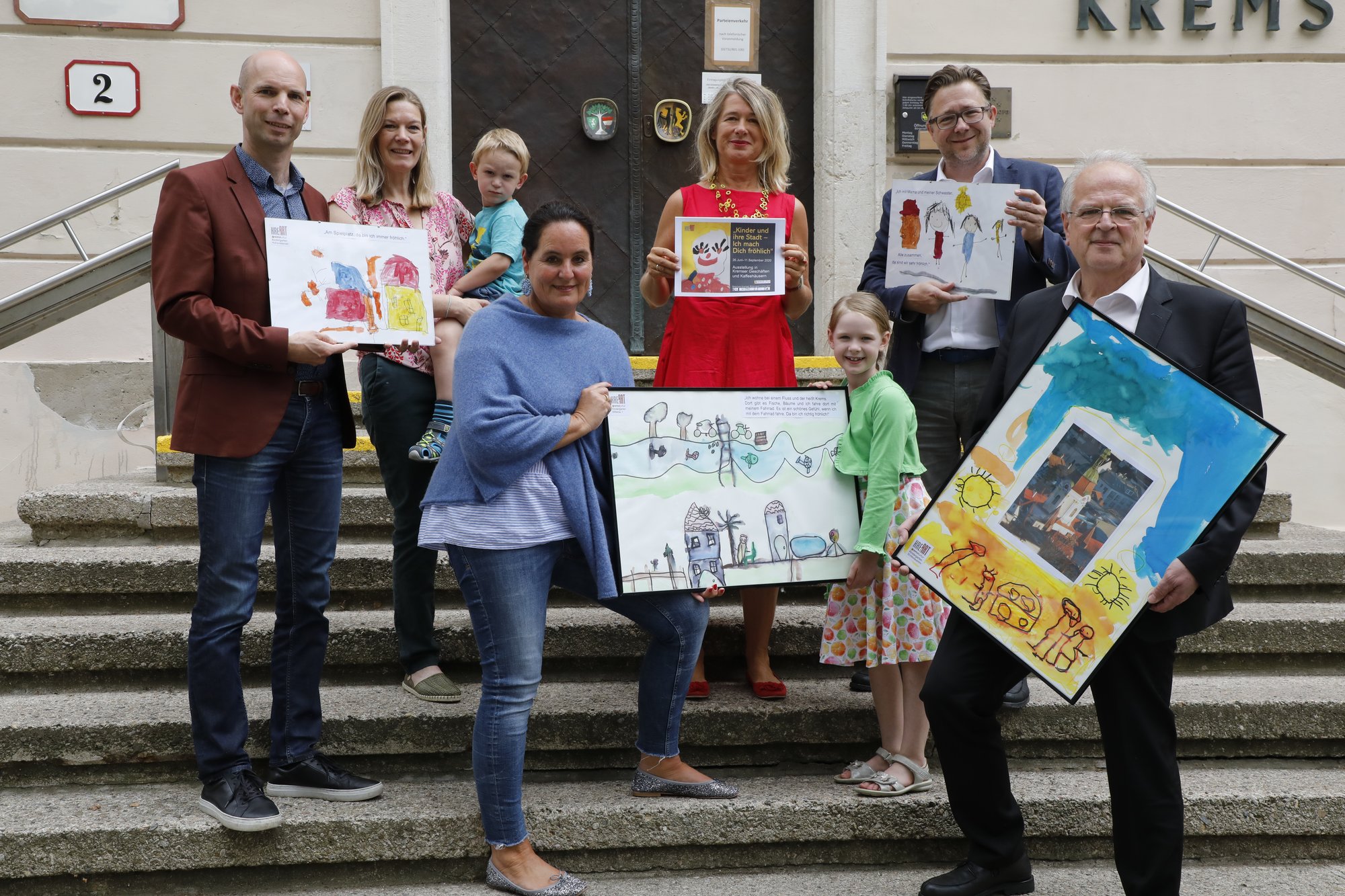 Das offizielle Startsignal für das Projekt „Kinder und ihre Kunst“ gaben Kulturamtsleiter Gregor Kremser, Christina Frischengruber (Bildungsamt) mit Frederik, Stadträtin Sonja Hockauf-Bartaschek, Initiatorin Monika Hruschka-Seyrl, Franziska, Stadtmarketing-Manager Horst Berger und Bürgermeister Dr. Reinhard Resch.